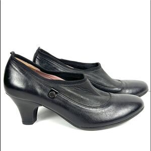 BEAUTIFIIL Israel Black Leather Pump